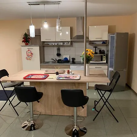 Deli Terasz B Free Parking, Self-check-in Anytime Győr